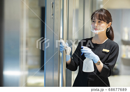 消毒をする女性 68677689