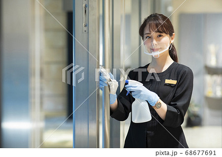消毒をする女性 消毒をする女性 68677691