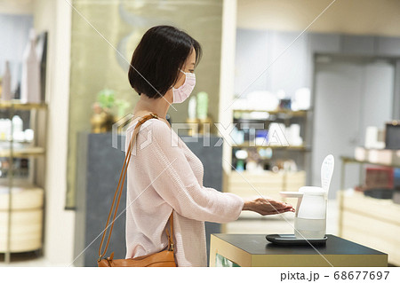 消毒をする女性 68677697