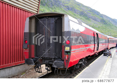 ノルウェー ノルウェー鉄道 ベルゲン線のミュルダール駅に停車中の列車の最後尾の客車 ノルウェー ノルウェー鉄道 ベルゲン線のミュルダール駅に停車中の列車の最後尾の客車 68677877
