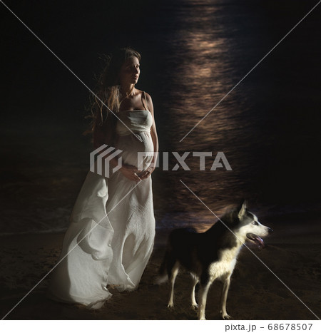 Outdoor portrait of a pregnant woman at night 68678507