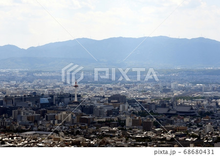 京都市 将軍塚青龍殿の西展望台から見た京都駅や京都タワー 西本願寺 東本願寺など京都の眺望の写真素材