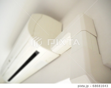 室内に設置されたエアコンダクト 68681643