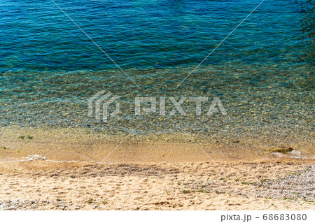 快晴の笹川流れと海水浴場　新潟県村上市 68683080