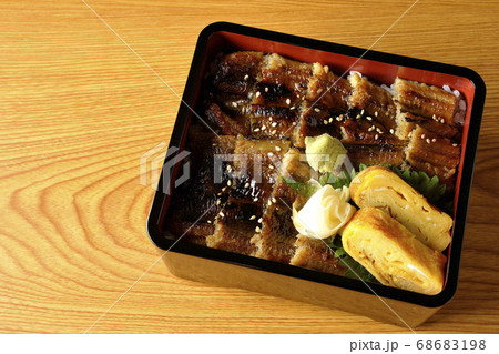 ワサビやガリや卵焼きが乗った沢山の穴子を使った小骨に注意の穴子重（俯瞰） 68683198