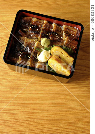 ワサビやガリや卵焼きが乗った沢山の穴子を使った小骨に注意の穴子重(俯瞰) ワサビやガリや卵焼きが乗った沢山の穴子を使った小骨に注意の穴子重(俯瞰) 68683201