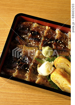 ワサビやガリや卵焼きが乗った沢山の穴子を使った小骨に注意の穴子重(俯瞰) ワサビやガリや卵焼きが乗った沢山の穴子を使った小骨に注意の穴子重(俯瞰) 68683203