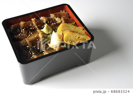 ワサビやガリや卵焼きが乗った沢山の穴子を使った小骨に注意の穴子重(白背景) ワサビやガリや卵焼きが乗った沢山の穴子を使った小骨に注意の穴子重(白背景) 68683324