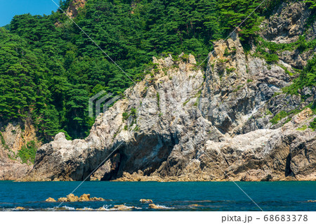 快晴の笹川流れと青い海 新潟県村上市 快晴の笹川流れと青い海 新潟県村上市 68683378