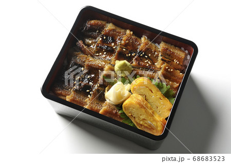ワサビやガリや卵焼きが乗った沢山の穴子を使った小骨に注意の穴子重(白背景、俯瞰) ワサビやガリや卵焼きが乗った沢山の穴子を使った小骨に注意の穴子重(白背景、俯瞰) 68683523
