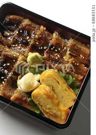 ワサビやガリや卵焼きが乗った沢山の穴子を使った小骨に注意の穴子重(白背景、俯瞰) ワサビやガリや卵焼きが乗った沢山の穴子を使った小骨に注意の穴子重(白背景、俯瞰) 68683531