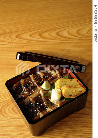 ワサビやガリや卵焼きが乗った沢山の穴子を使った小骨に注意の穴子重 68683554