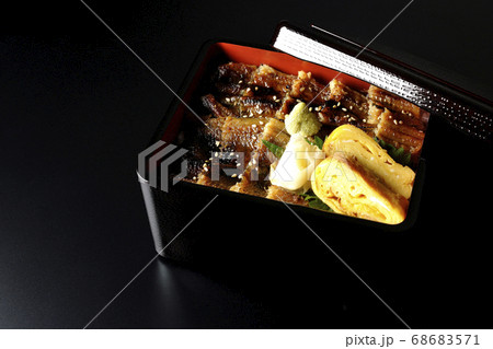 ワサビやガリや卵焼きが乗った沢山の穴子を使った小骨に注意の穴子重(黒背景) ワサビやガリや卵焼きが乗った沢山の穴子を使った小骨に注意の穴子重(黒背景) 68683571