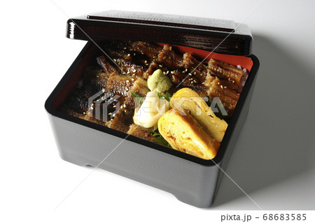 ワサビやガリや卵焼きが乗った沢山の穴子を使った小骨に注意の穴子重(白背景) 68683585