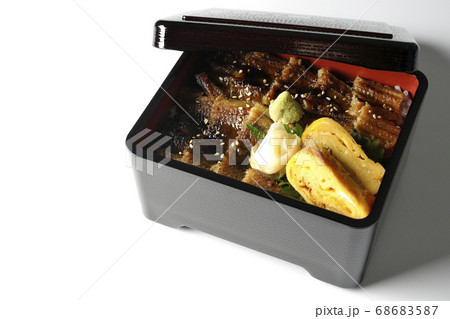 ワサビやガリや卵焼きが乗った沢山の穴子を使った小骨に注意の穴子重(白背景) ワサビやガリや卵焼きが乗った沢山の穴子を使った小骨に注意の穴子重(白背景) 68683587