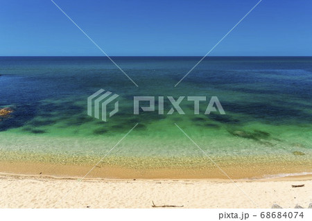 快晴の笹川流れと海水浴場　新潟県村上市 68684074