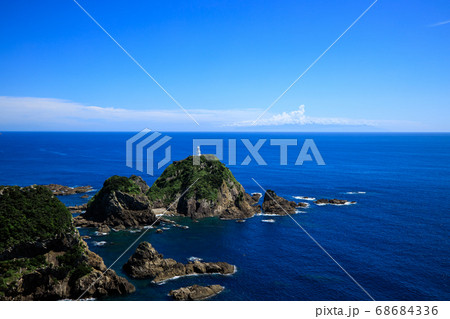 【鹿児島県 佐多岬】 佐多岬展望所から佐多岬灯台と屋久島 68684336