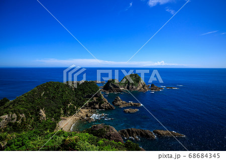 【鹿児島県 佐多岬】 佐多岬展望所から佐多岬灯台と屋久島 【鹿児島県 佐多岬】 佐多岬展望所から佐多岬灯台と屋久島 68684345