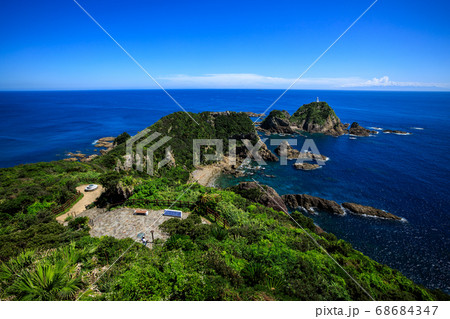 【鹿児島県 佐多岬】 佐多岬展望所から佐多岬灯台と屋久島 【鹿児島県 佐多岬】 佐多岬展望所から佐多岬灯台と屋久島 68684347