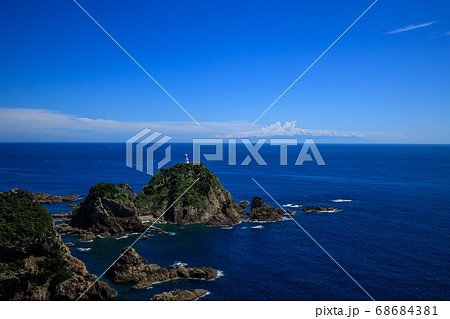 【鹿児島県 佐多岬】 佐多岬展望所から佐多岬灯台と屋久島 【鹿児島県 佐多岬】 佐多岬展望所から佐多岬灯台と屋久島 68684381