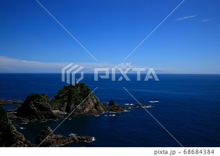 【鹿児島県 佐多岬】 佐多岬展望所から佐多岬灯台と屋久島 【鹿児島県 佐多岬】 佐多岬展望所から佐多岬灯台と屋久島 68684384