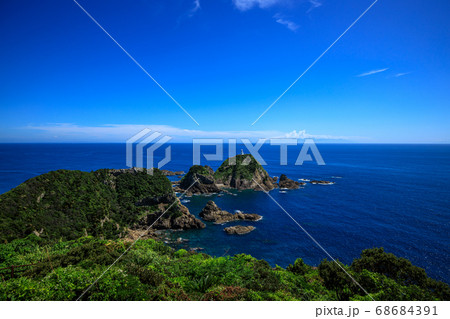 【鹿児島県 佐多岬】 佐多岬展望所から佐多岬灯台と屋久島 【鹿児島県 佐多岬】 佐多岬展望所から佐多岬灯台と屋久島 68684391