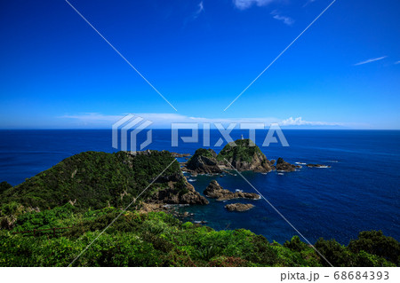 【鹿児島県 佐多岬】 佐多岬展望所から佐多岬灯台と屋久島 【鹿児島県 佐多岬】 佐多岬展望所から佐多岬灯台と屋久島 68684393