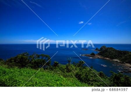 【鹿児島県 佐多岬】 佐多岬駐車場から佐多岬灯台と屋久島 【鹿児島県 佐多岬】 佐多岬駐車場から佐多岬灯台と屋久島 68684397