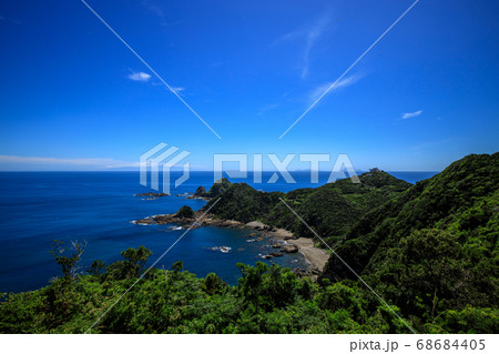 【鹿児島県 佐多岬】 佐多岬駐車場から佐多岬灯台と屋久島 【鹿児島県 佐多岬】 佐多岬駐車場から佐多岬灯台と屋久島 68684405