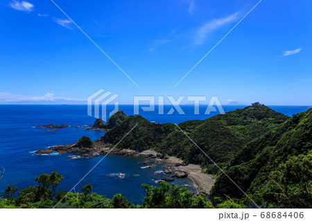 【鹿児島県 佐多岬】 佐多岬駐車場から佐多岬灯台と屋久島 【鹿児島県 佐多岬】 佐多岬駐車場から佐多岬灯台と屋久島 68684406