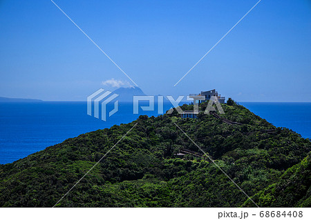 【鹿児島県 佐多岬】 佐多岬駐車場から佐多岬展望所と硫黄島と竹島 【鹿児島県 佐多岬】 佐多岬駐車場から佐多岬展望所と硫黄島と竹島 68684408