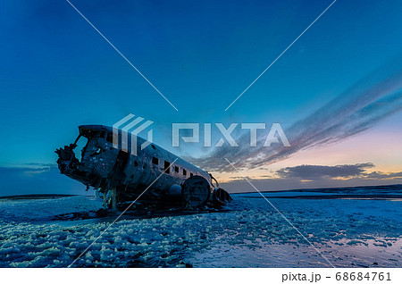 アイスランド Dc 3飛行機の残骸 夕焼けの写真素材