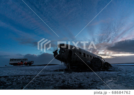 アイスランド Dc 3飛行機の残骸 夕焼けの写真素材