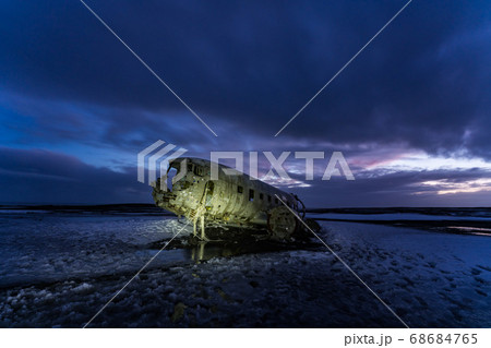 アイスランド Dc 3飛行機の残骸 夕焼けの写真素材