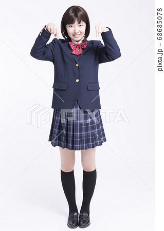 指差す女子高校生 指差す女子高校生 68685078