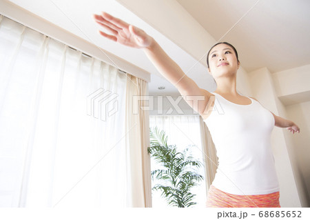 ヨガをする女性 ヨガをする女性 68685652