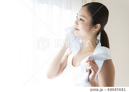 タオルで汗を拭く女性の写真素材