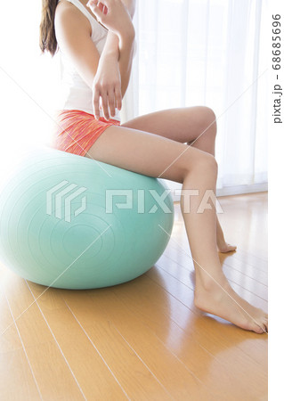 バランスボールをする女性 68685696