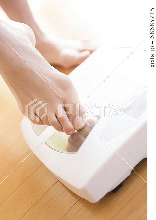 体重計に乗る女性 体重計に乗る女性 68685715