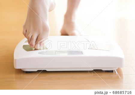 体重計に乗る女性 68685716