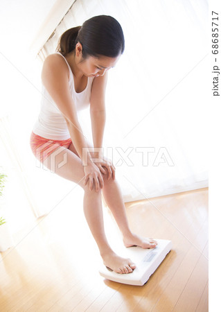 体重計に乗る女性 体重計に乗る女性 68685717