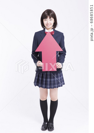 矢印を持つ女子高校生 矢印を持つ女子高校生 68685851