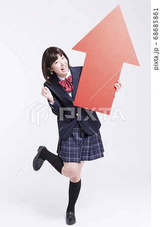 矢印を持つ女子高校生 矢印を持つ女子高校生 68685861