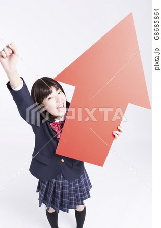 矢印を持つ女子高校生 矢印を持つ女子高校生 68685864