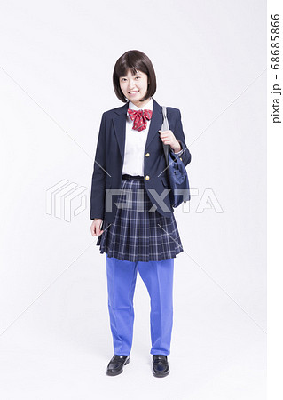 通学する女子高校生 68685866