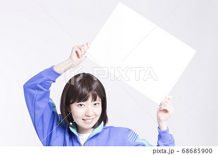 メッセージボードを持つ女子高校生 68685900