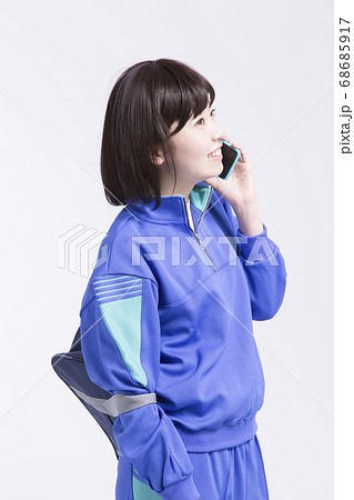 電話する女子高校生 68685917