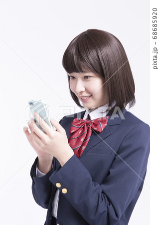 スマホを見る女子高校生 スマホを見る女子高校生 68685920