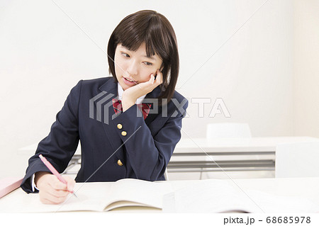 勉強する女子高校生 勉強する女子高校生 68685978