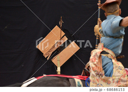 高田馬場流鏑馬で疾走する馬上から的に向かって矢を射る射手 68686153